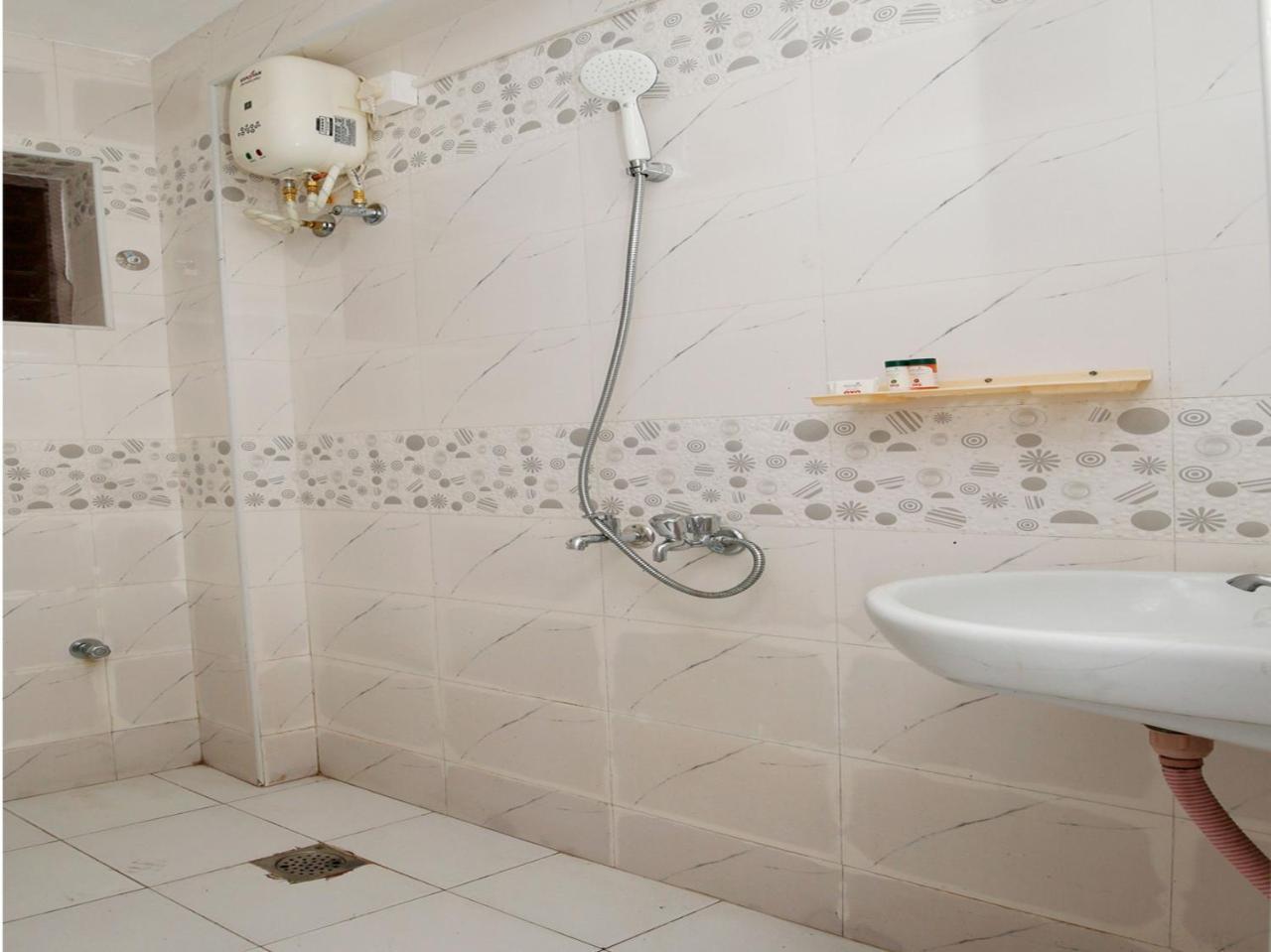 Oyo 9797 Hotel Vbee Plaza تريفِندرم المظهر الخارجي الصورة